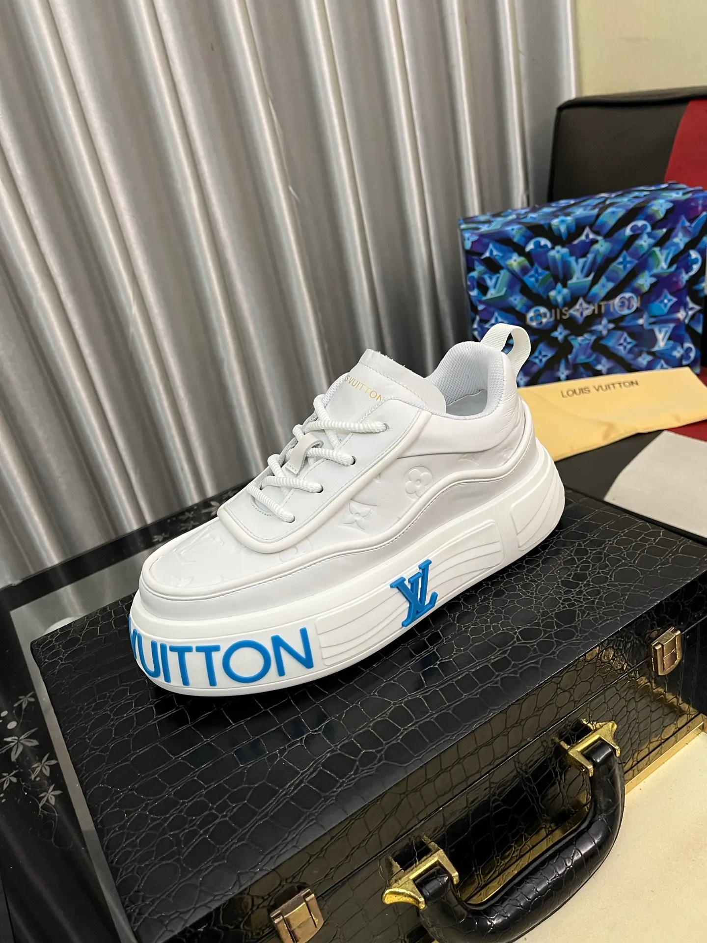 Men's shoes 💰560⌚️⌚️【LOUlS VUlTTON】Louis Vuitton ~ unique and casual style. LV counter purchasing 🏃casual shoes😍😍 Men's 2025 counters are on sale simultaneously, Italian imported brands select first-layer Italian cowhide. Cowhide leather lining (refuses to discolor and grind feet) Code number: 38-44 4⃣️colors available